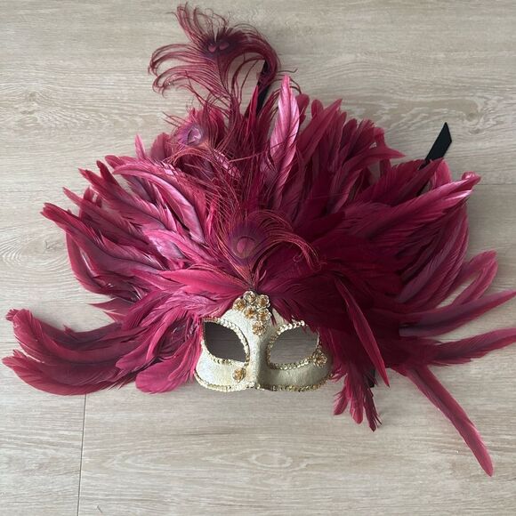 Stunning Venetian masquerade mask gold and red feather and sequin - Picture 1 of 1